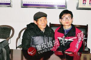 父子倆激動(dòng)地抱在一起雙手久久不松開 父子倆激動(dòng)地抱在一起雙手久久不松開