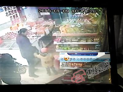 大媽帶著孫子多次超市行竊 店員眼皮底下偷東西 大媽帶著孫子多次超市行竊 店員眼皮底下偷東西