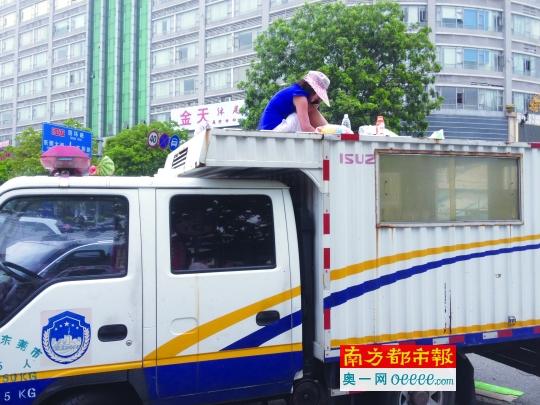 女?dāng)傌湠槟没乇豢坭F架 坐城管車(chē)頂22小時(shí)(圖) 女?dāng)傌湠槟没乇豢坭F架 坐城管車(chē)頂22小時(shí)(圖)
