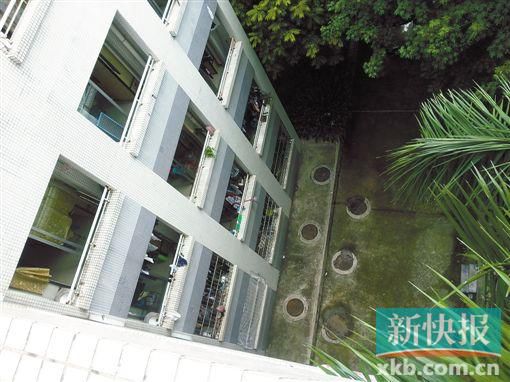 據(jù)目擊者稱,當時墜樓者躺在右排中、下兩個井蓋中間附近。