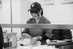 “食堂女神” 是位兼職的大二女生 “食堂女神” 是位兼職的大二女生