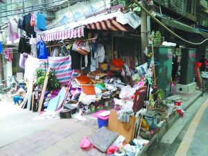 工作人員清理前,阿姨家周圍垃圾如山。 工作人員清理前,阿姨家周圍垃圾如山。