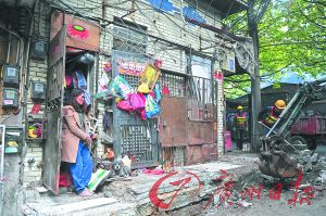 阿姨看著大家清理她堆積的垃圾。廣州日報記者李波 攝 阿姨看著大家清理她堆積的垃圾。廣州日報記者李波 攝