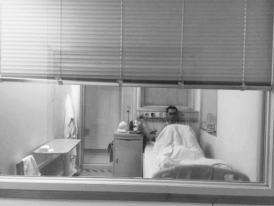 楊杰在醫(yī)院隔離病房中,沖記者揮了揮手。 楊杰在醫(yī)院隔離病房中,沖記者揮了揮手。