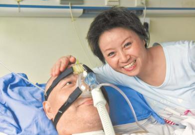 一年多來，楊曉華陪伴著臥病在床的男友，一日三餐悉心照料，毫無怨言。