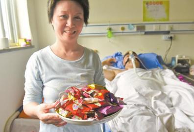 下周三兩人有望拿到結婚證，21日，喜氣洋洋的楊曉華已經準備好了喜糖。