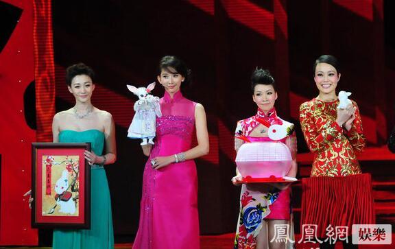 一直覺(jué)得長(zhǎng)得奇怪的景甜,跟劉天仙的合影,竟然還不錯(cuò)。 一直覺(jué)得長(zhǎng)得奇怪的景甜,跟劉天仙的合影,竟然還不錯(cuò)。