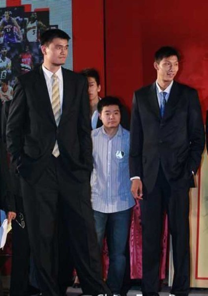 鄧超夫婦以及于嘉、林書豪,放在人群里都是不錯(cuò)的身高,顯然,他們選錯(cuò)了參照物。 鄧超夫婦以及于嘉、林書豪,放在人群里都是不錯(cuò)的身高,顯然,他們選錯(cuò)了參照物。