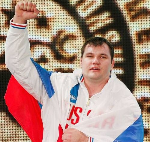 圖為2015年11月28日，阿列克謝·洛夫切夫在2015舉重世錦賽男子105公斤級(jí)頒獎(jiǎng)儀式上慶祝。