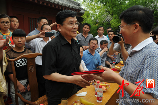 余光中、汪國(guó)真做客杜甫故里 共話詩(shī)圣家國(guó)情懷