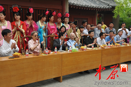 余光中、汪國(guó)真做客杜甫故里 共話詩(shī)圣家國(guó)情懷