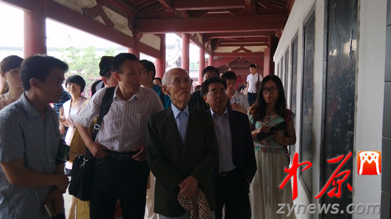 余光中、汪國(guó)真做客杜甫故里 共話詩(shī)圣家國(guó)情懷