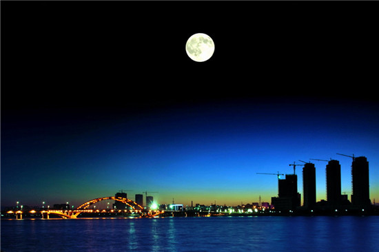 賞月之旅,讓愛像滿月一樣皎潔(資料圖) 賞月之旅,讓愛像滿月一樣皎潔(資料圖)