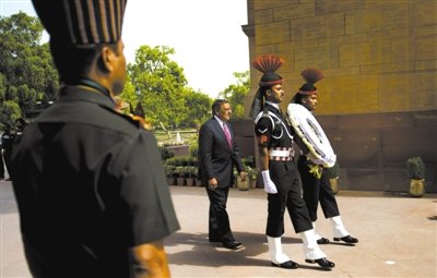 　　6日，帕內塔在新德里。他在印度訪問時稱，美國愿意為印度提供最先進的武器