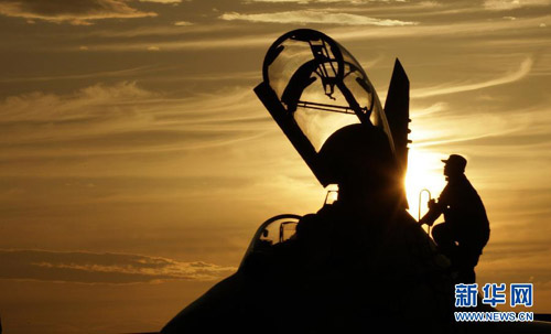 中國(guó)空軍在西北戈壁展開(kāi)多機(jī)種聯(lián)合夜間對(duì)抗