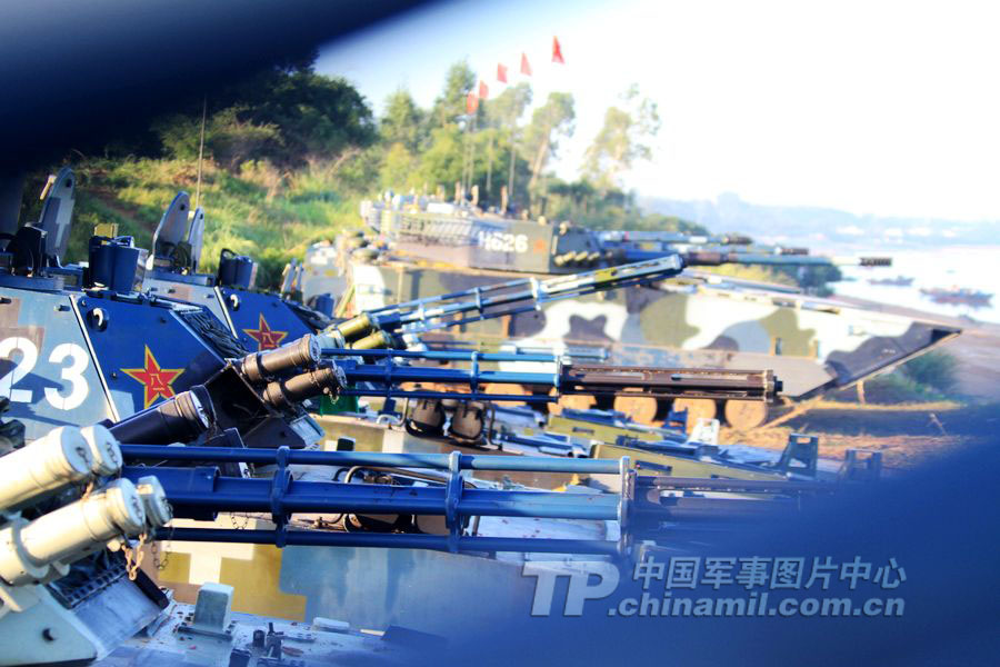 中國海軍陸戰旅著眼使命任務 演練多型號火炮射擊