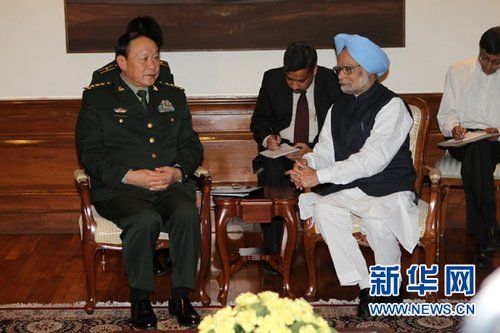 9月4日,在印度首都新德里的總理府,印度總理曼莫漢·辛格(右)會見中國國務(wù)委員兼國防部長梁光烈。 9月4日,在印度首都新德里的總理府,印度總理曼莫漢·辛格(右)會見中國國務(wù)委員兼國防部長梁光烈。
