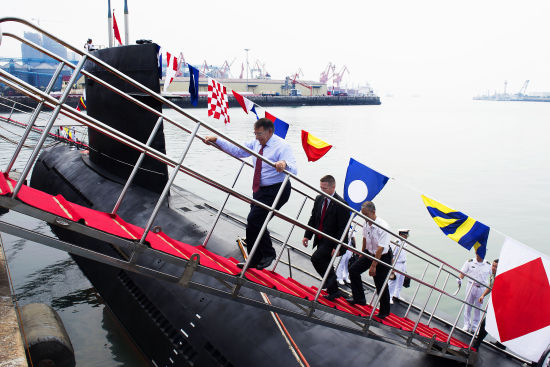 昨天,美國防長帕內(nèi)塔登上一艘中國宋級潛艇 昨天,美國防長帕內(nèi)塔登上一艘中國宋級潛艇