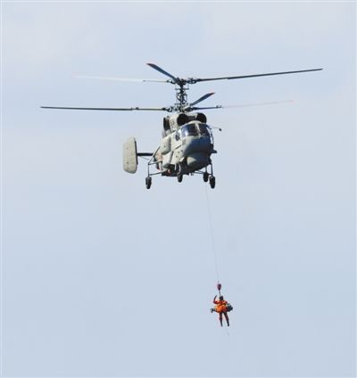 演習中，搜救直升機營救“落水人員”