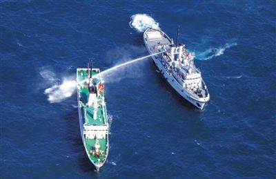 昨日，東海某海域，東海艦隊拖船使用高壓水炮為地方執法船滅火