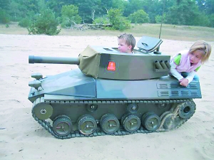 為了讓3歲兒子玩得拉風(fēng)，荷蘭父親9個月時間造了這輛坦克。