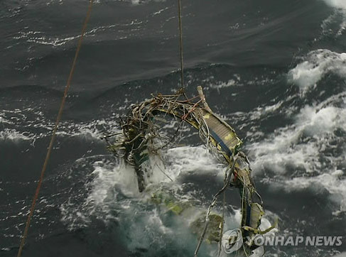 韓國防部23日表示,于本月21日又打撈了三塊朝鮮遠程火箭“銀河3”號的殘骸,打撈地點在之前打撈一級火箭氧化劑桶附近1-2公里海域內。(圖片來源:韓聯社)