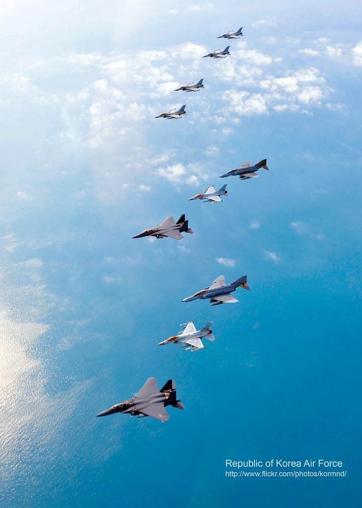 圖為韓空軍KF-16戰機、F-4戰機、F-15K兩代三型戰機編隊升空練作戰。