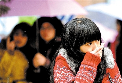 大學(xué)路附近,一位美女冷得縮起脖子。 晚報(bào)記者 馬健 圖 大學(xué)路附近,一位美女冷得縮起脖子。 晚報(bào)記者 馬健 圖