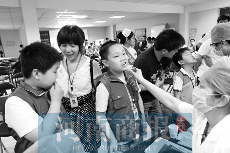 專家教商報小記者咋正確刷牙 專家教商報小記者咋正確刷牙