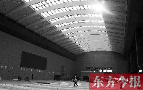 作為高鐵鄭州東站最重要的配套工程,鄭州綜合交通樞紐公路客運(yùn)站的裝修工作即將完成,預(yù)計(jì)今年9月底與鄭州 作為高鐵鄭州東站最重要的配套工程,鄭州綜合交通樞紐公路客運(yùn)站的裝修工作即將完成,預(yù)計(jì)今年9月底與鄭州