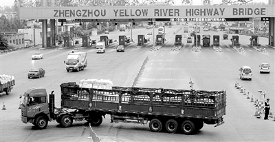 一輛6軸大貨車被路政人員勸阻后,掉頭返回 一輛6軸大貨車被路政人員勸阻后,掉頭返回