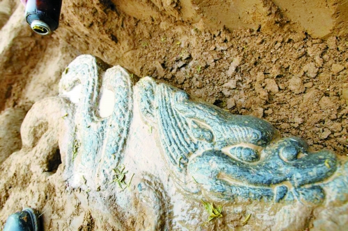 碑帽上的龍形石刻 碑帽上的龍形石刻