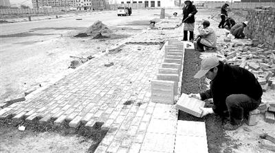 端午路正在鋪設人行道道磚,進行工程收尾。 端午路正在鋪設人行道道磚,進行工程收尾。