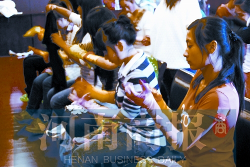 演出前,她們仔細檢查每一處細節 演出前,她們仔細檢查每一處細節