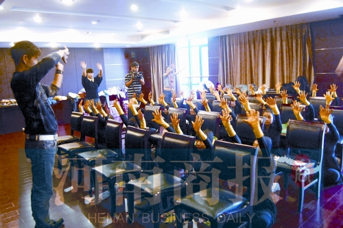 上場前,編導老師幫她們訓練 上場前,編導老師幫她們訓練