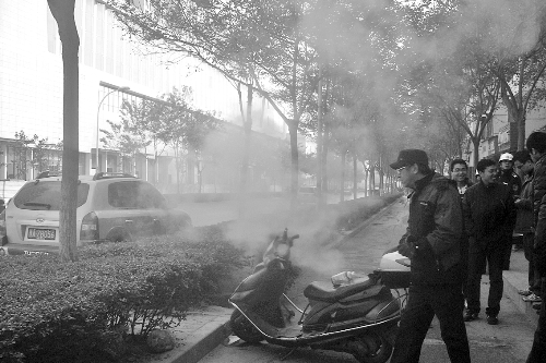 暖氣管爆裂,熱水熱氣從花壇中噴出。 暖氣管爆裂,熱水熱氣從花壇中噴出。