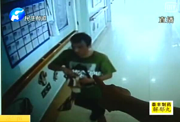 這個賊 誰都想扇他！