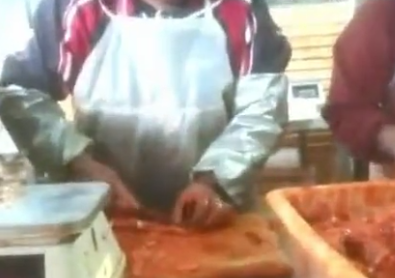 無證黑作坊生產肉串 現場畫面令人作嘔