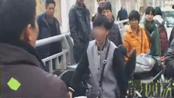 只為五塊錢 摩的拖行女子數百米