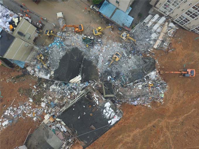 深圳滑坡區域實施網格化救援挖掘