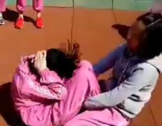 仰臥起坐險癱瘓 正確姿勢咋做？