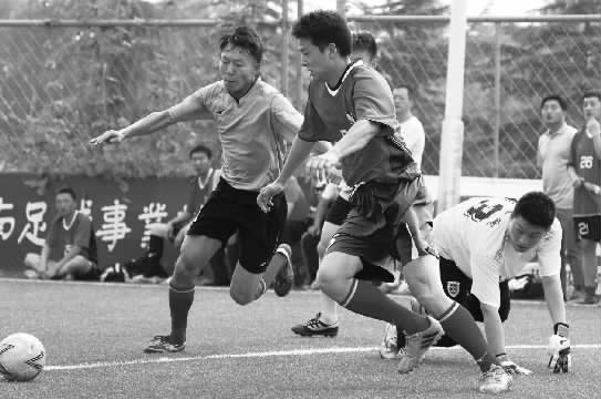 鄭州航院隊與鄭州經開正和隊的比賽,可謂是學生軍和朋友隊之間的強強對決 鄭州航院隊與鄭州經開正和隊的比賽,可謂是學生軍和朋友隊之間的強強對決