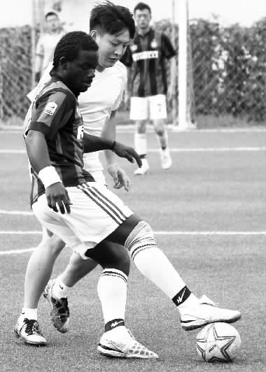 黑人小伙維安雖然沒有進(jìn)球，但其在場上展現(xiàn)出來的個人能力，贏得了對手的稱贊