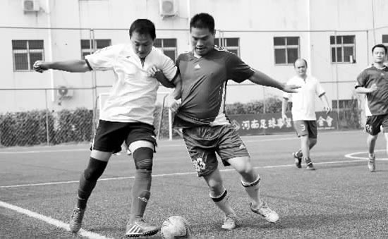 為了爭奪小組頭名,天行健和領航置業(yè)踢得異常激烈 為了爭奪小組頭名,天行健和領航置業(yè)踢得異常激烈