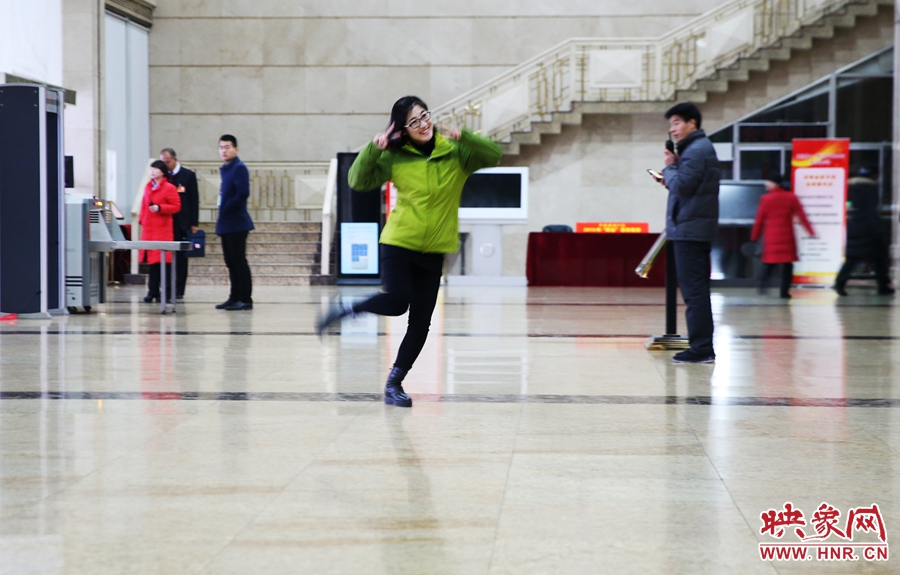 南樂天完成一個采訪后,興奮的跳了起來。 南樂天完成一個采訪后,興奮的跳了起來。