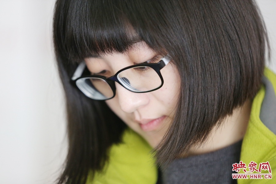 采訪中認真記錄的樂天。 采訪中認真記錄的樂天。