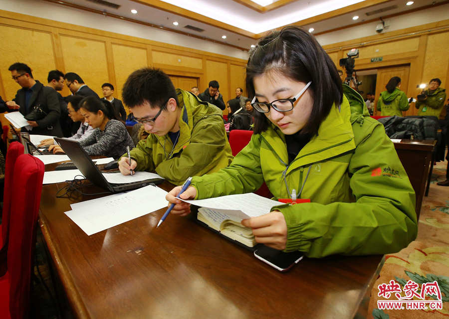 大象融媒映象網記者南樂天在兩會記者會開始前積極準備。 大象融媒映象網記者南樂天在兩會記者會開始前積極準備。