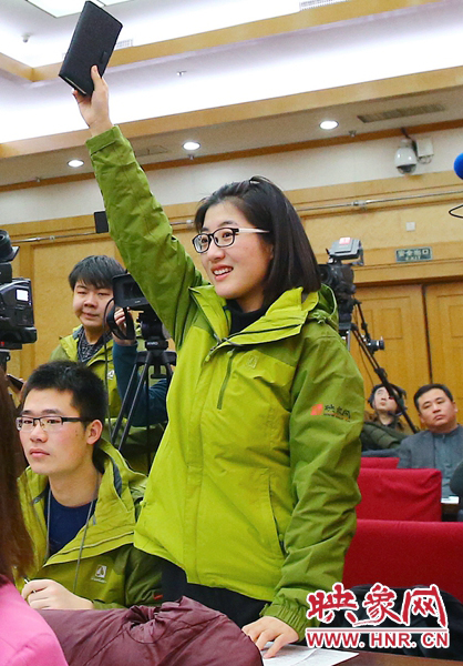 兩會記者會,樂天站起來舉手。 兩會記者會,樂天站起來舉手。