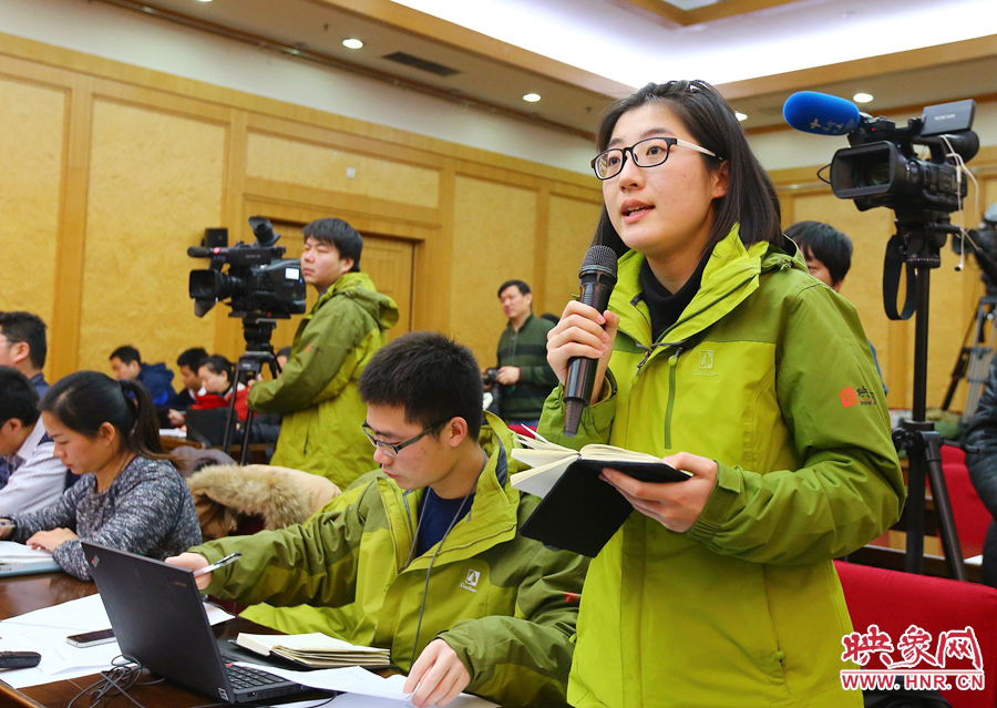 大象融媒映象網記者南樂天在記者會上提問。 大象融媒映象網記者南樂天在記者會上提問。