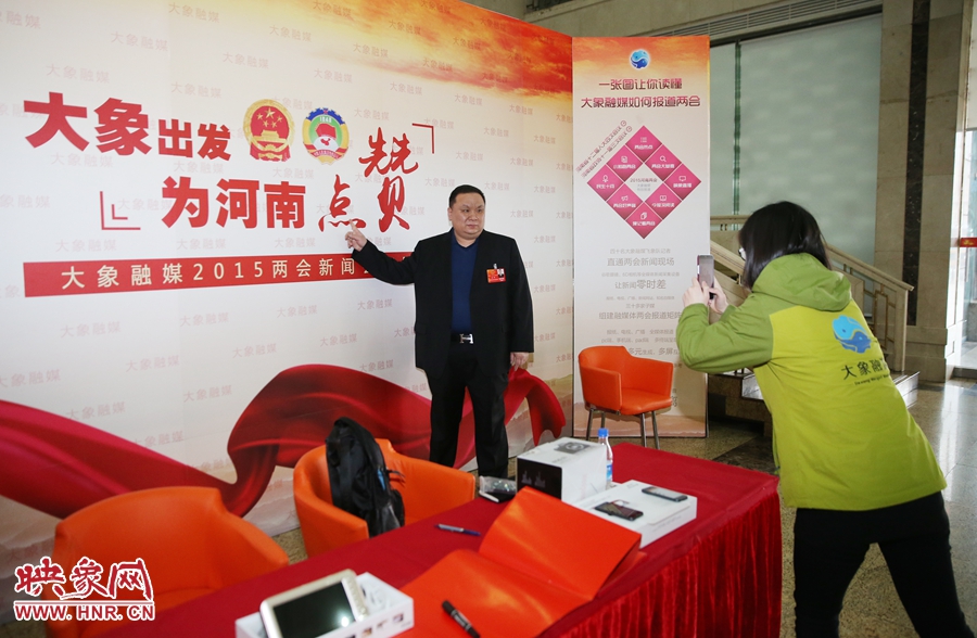 幫代表在大象融媒新聞會客廳留影拍照。 幫代表在大象融媒新聞會客廳留影拍照。